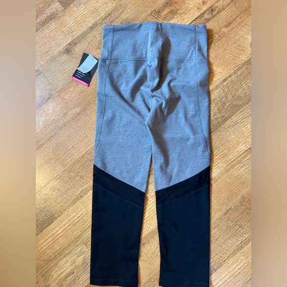 GAP Blackout Compression Leggings - Picture 2 of 10